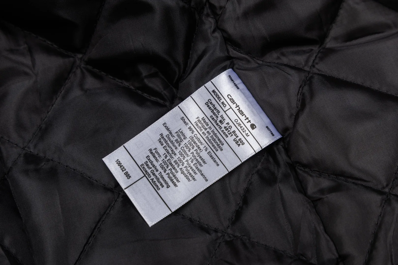 165 Carhartt Carhartt counter Same Style 106432 cotton jacket original 1:1 version Weight: 12 ounces Material: 99% cotton/1% spandex Canvas Details: corduroy trim collar quilted nylon lining, easy to put on and take off, insulated and warm, using Rugged Flex® elastic technology allows for easy movement. Loose fit. Front handwarmer pockets. Double pleats on the back to provide extra stretch at the shoulders. Internal ribbed windproof cuffs to help protect against cold weather. Adjustable hem for added coverage. Two front lower pockets. Two interior pockets; one with hook and loop closure, the other with a secure zipper. Style number: 106432#. Color: Olive Green. Black. Yellow. Dark Brown. Size: S-XL